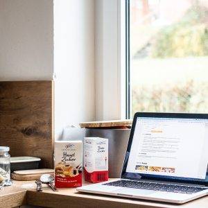 cook, at home, to bake